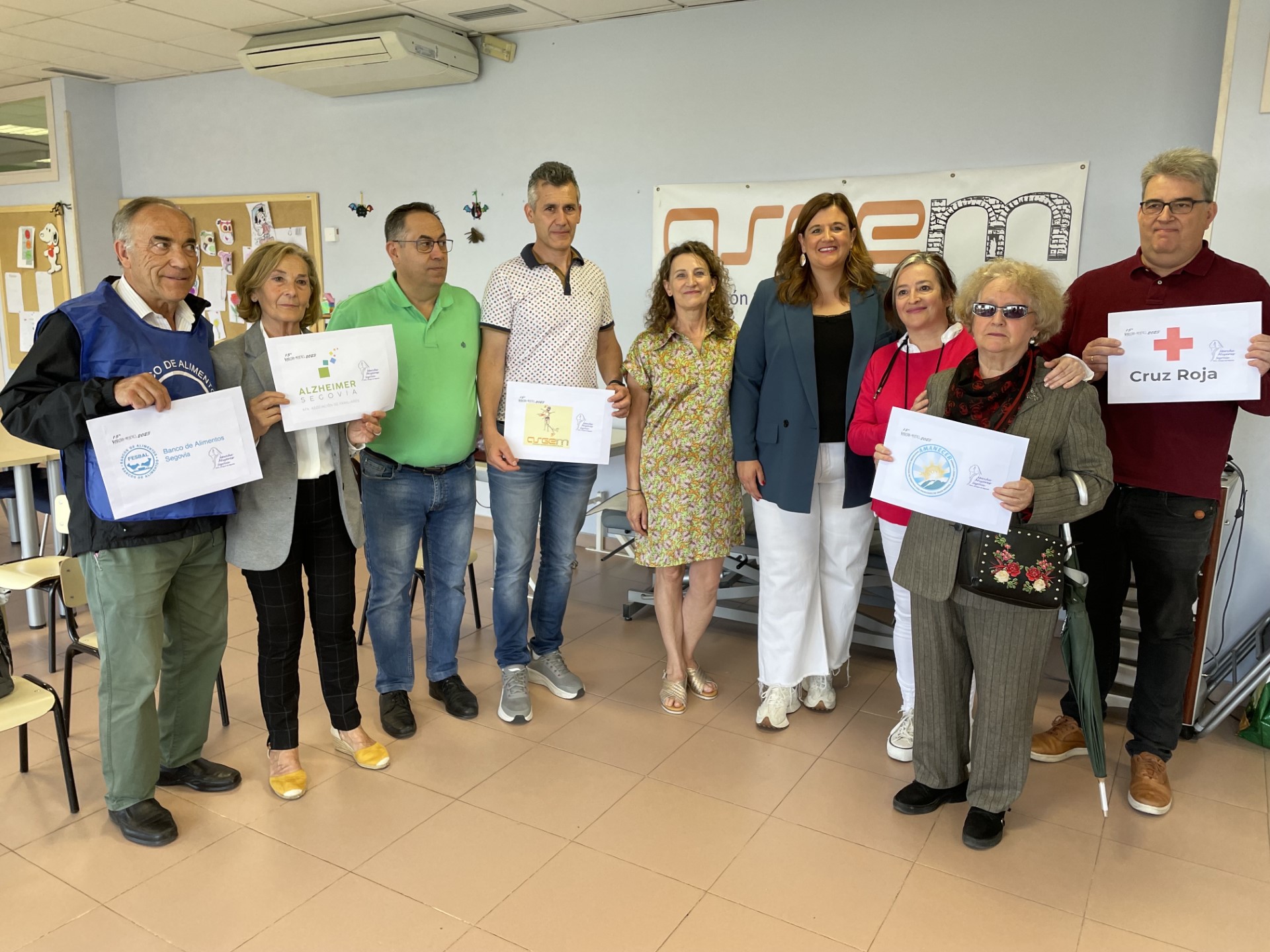 Entrega del cheque por valor de 8.000 euros.