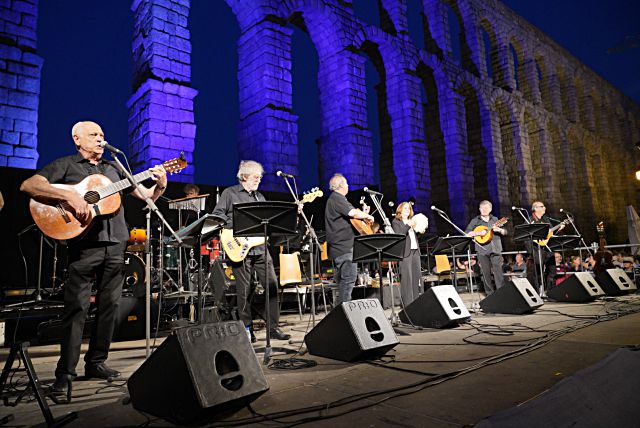 Multitudinario concierto de Nuevo Mester de Juglaría en el Azoguejo.