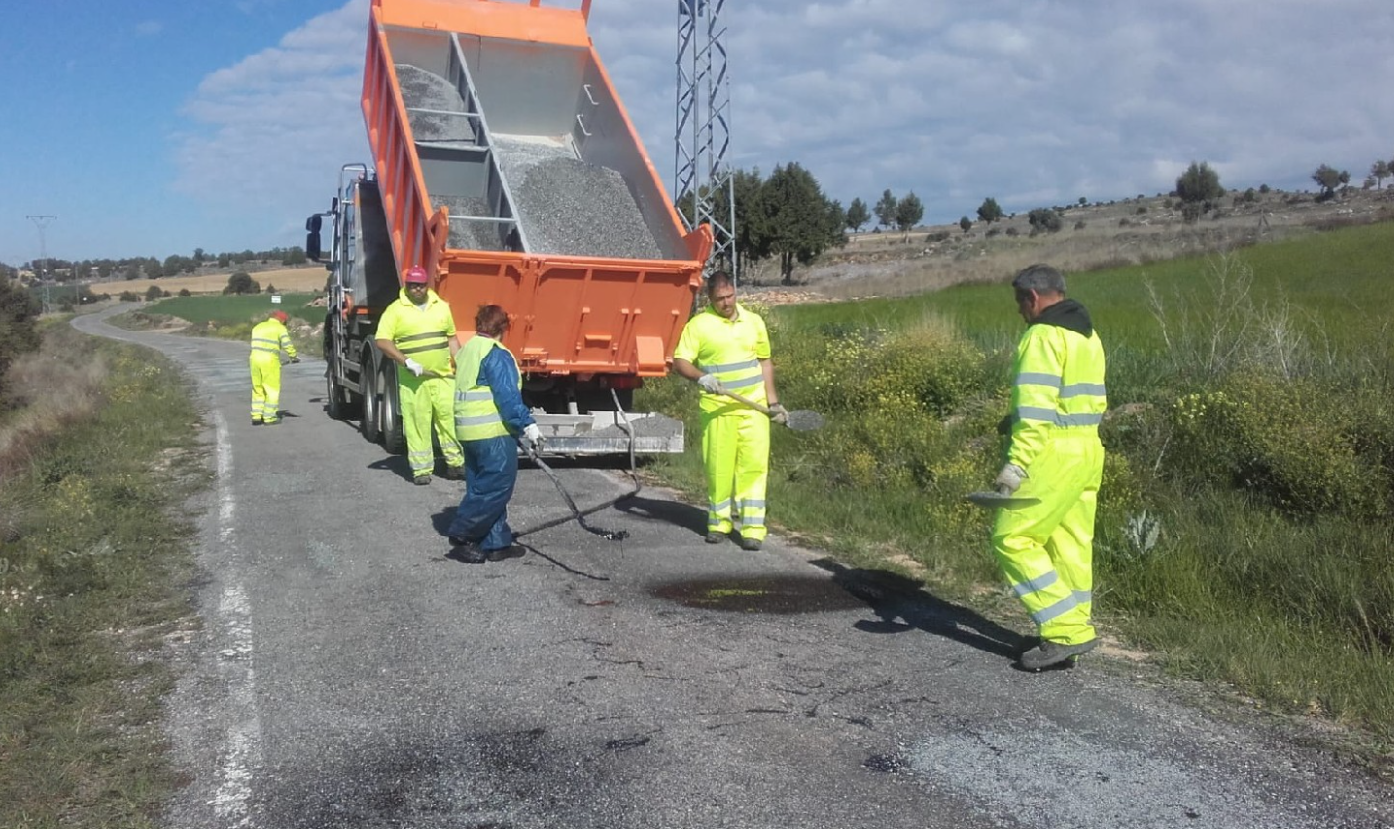 Bacheo en carretera provincial.