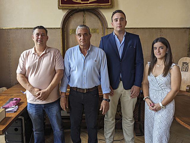 Aceves, segundo por la izqd., junto a los otros tres ediles del PP. / E. A.