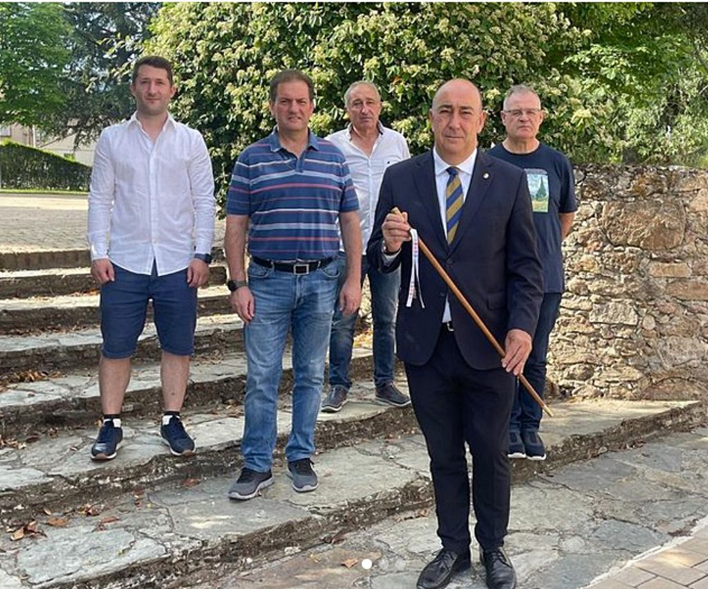 El presidente de la Diputación con el bastón de mando de alcalde. / E. A.