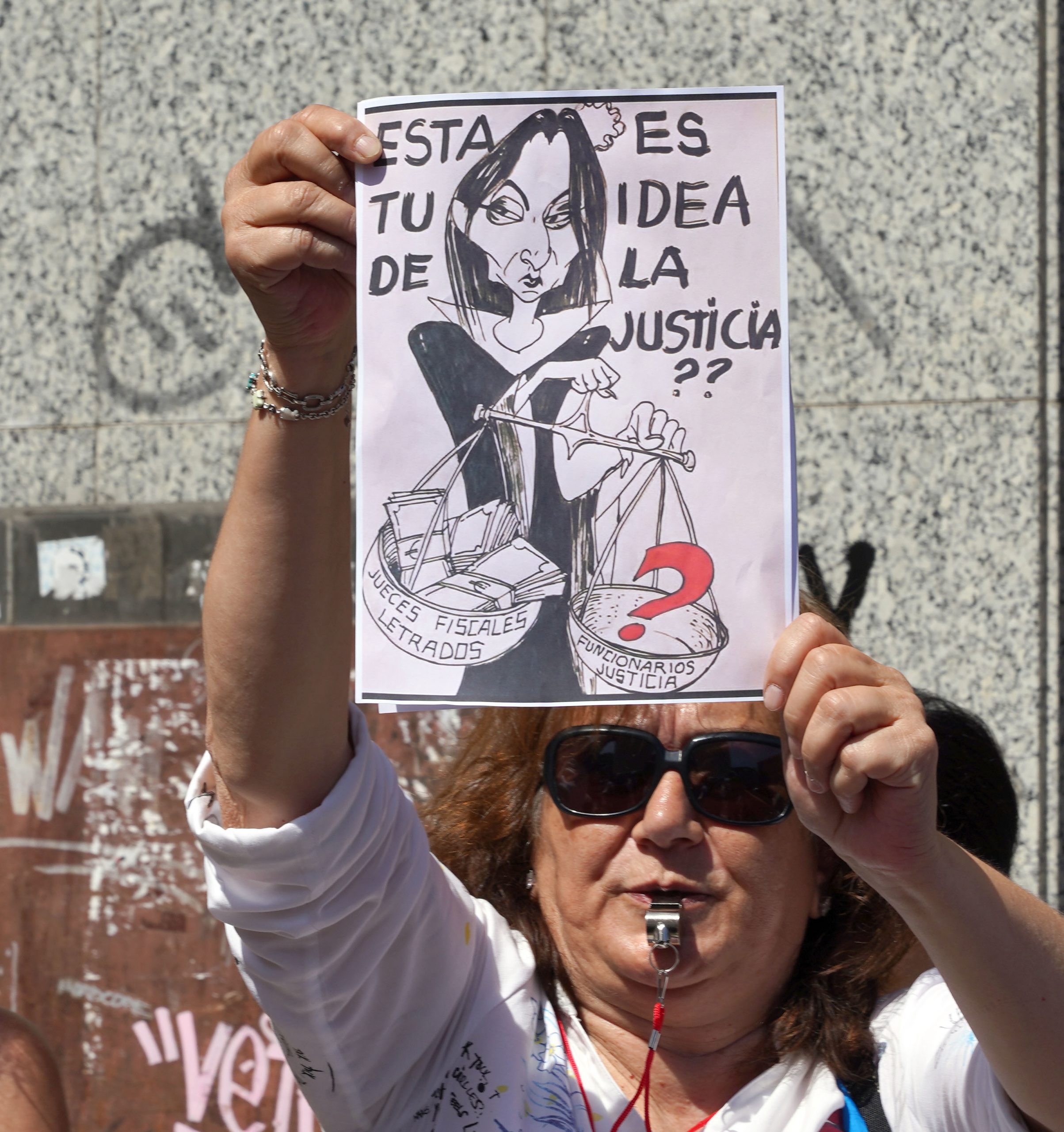Protesta en la sede del PSOE en Valladolid. / Rubén Cacho