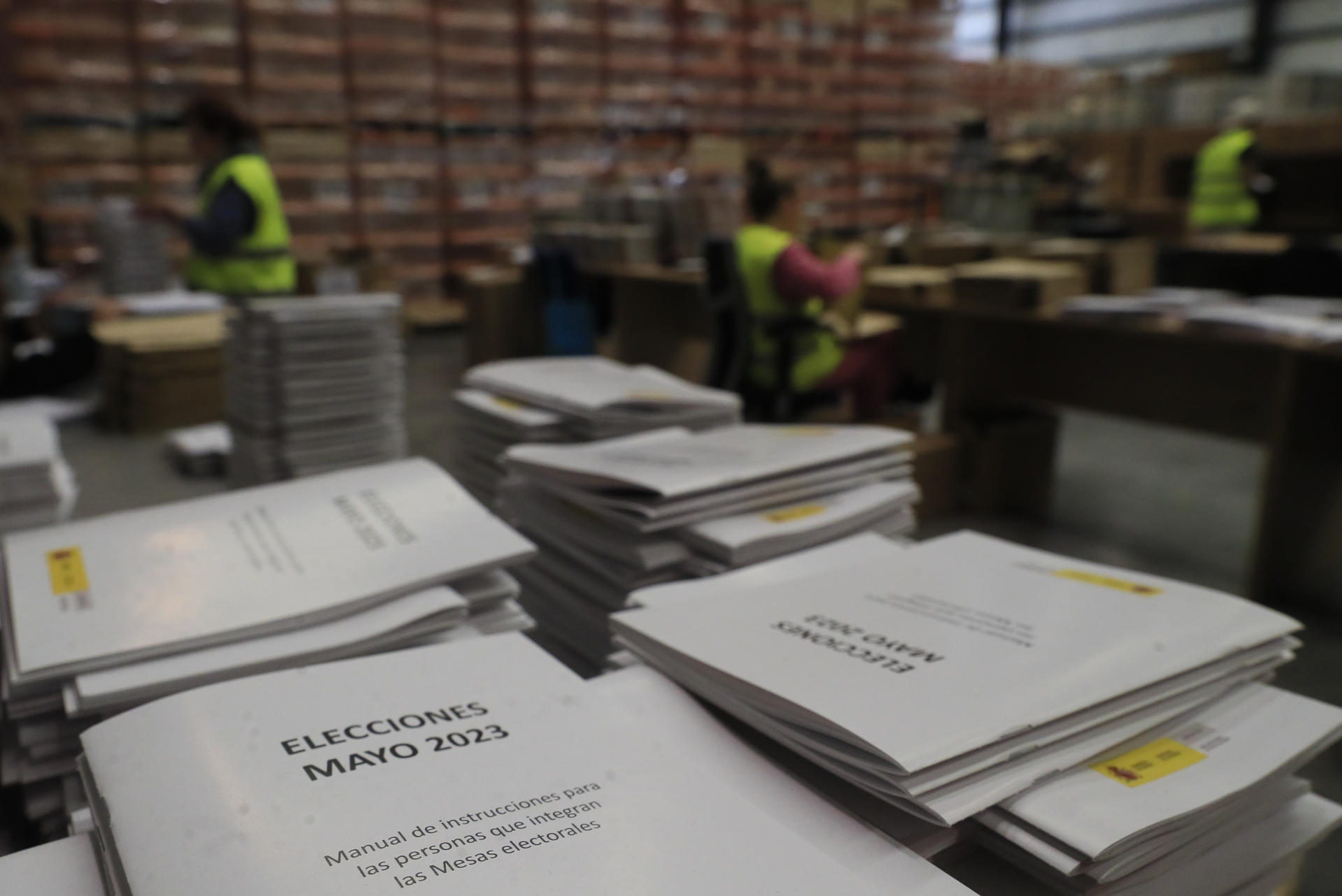 Manuales para miembros de mesas electorales en un centro logístico electoral, donde se recogen las causas para declarar nulo un voto. / Fernando Alvarado (EFE)