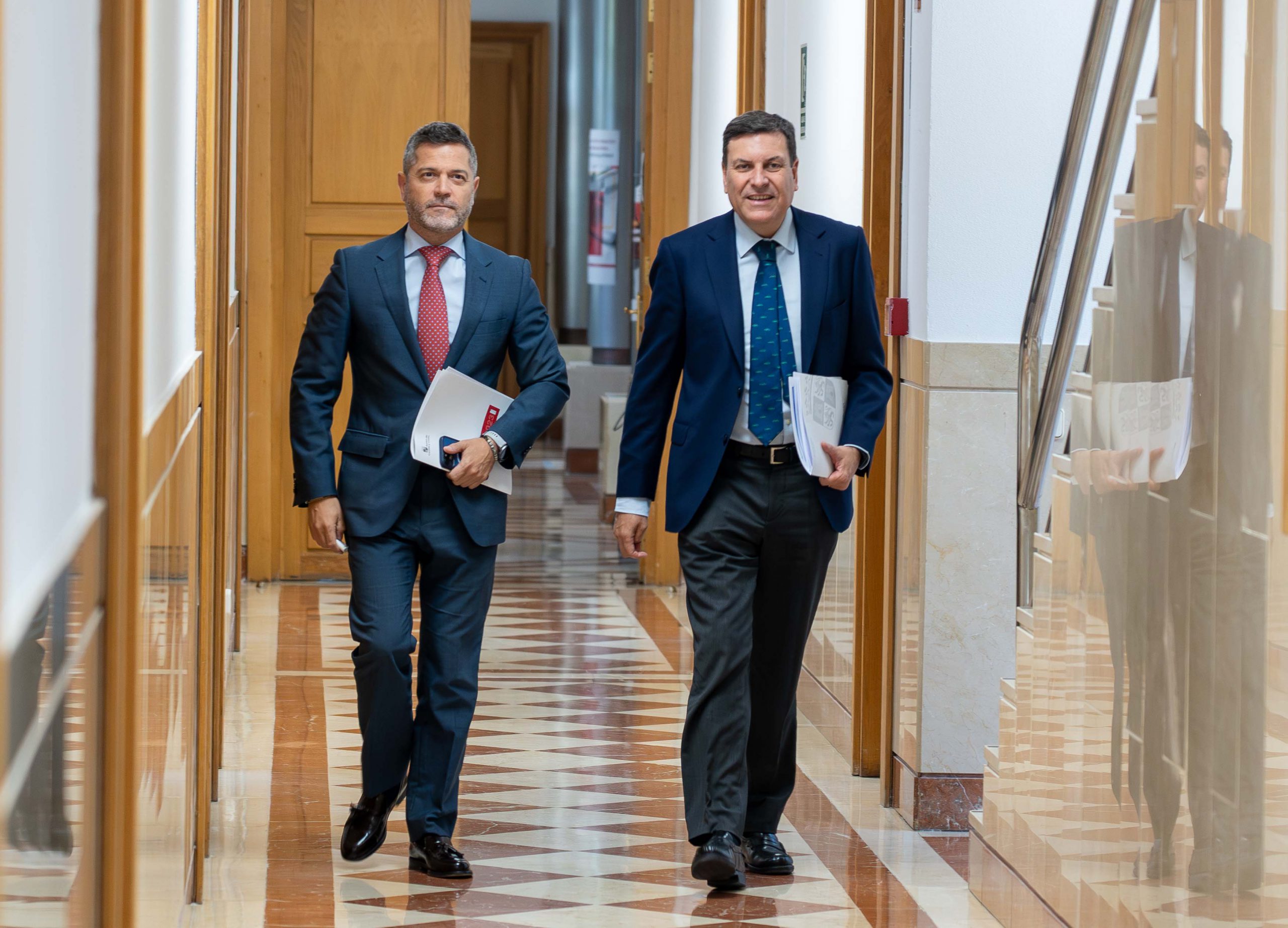 El Consejero de Economía detalló ayer cómo invertirán los 145 millones de euros que aporta la Junta. / Eduardo Margareto