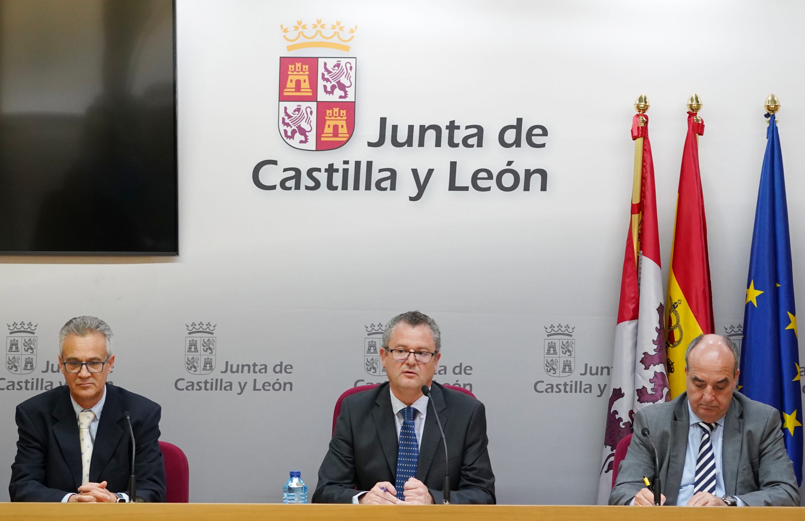 El consejero de Agricultura, Gerardo Dueñas, durante la rueda de prensa celebrada ayer. / Rubén Cacho