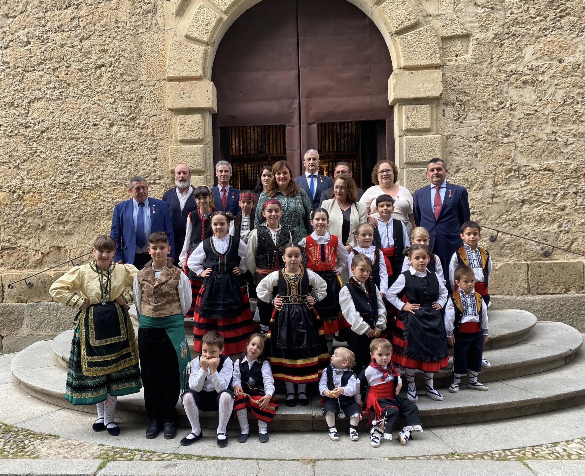 Los representantes de los sexmos, en la puerta del Santuario de La Fuencisla.