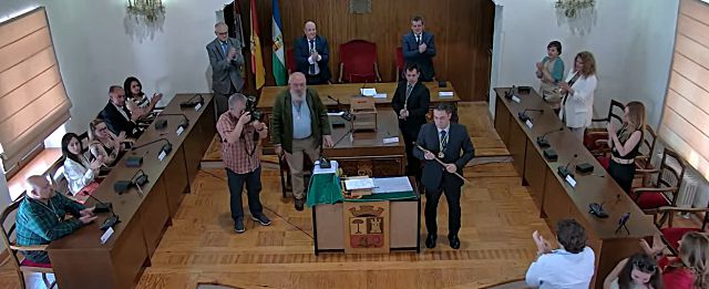 Figueredo, con el bastón de mando, después de jurar el cargo, tras ser elegido alcalde nuevamente. / E. A.