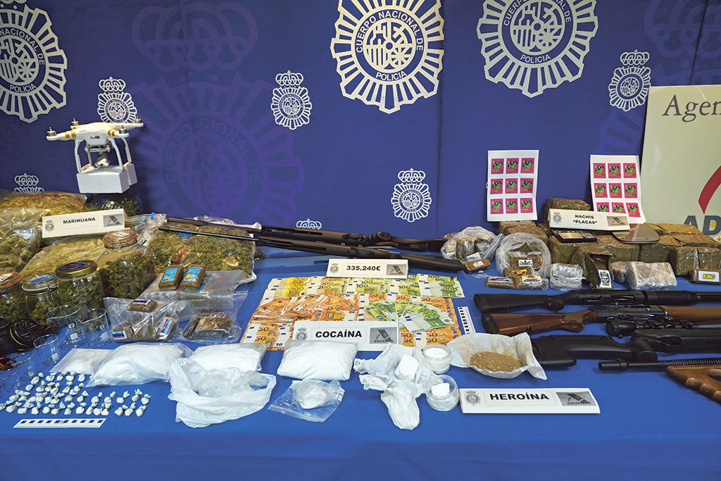 Algunos de los efectos intervenidos por la Policía en los registros./ Ical (Rubén Cacho)