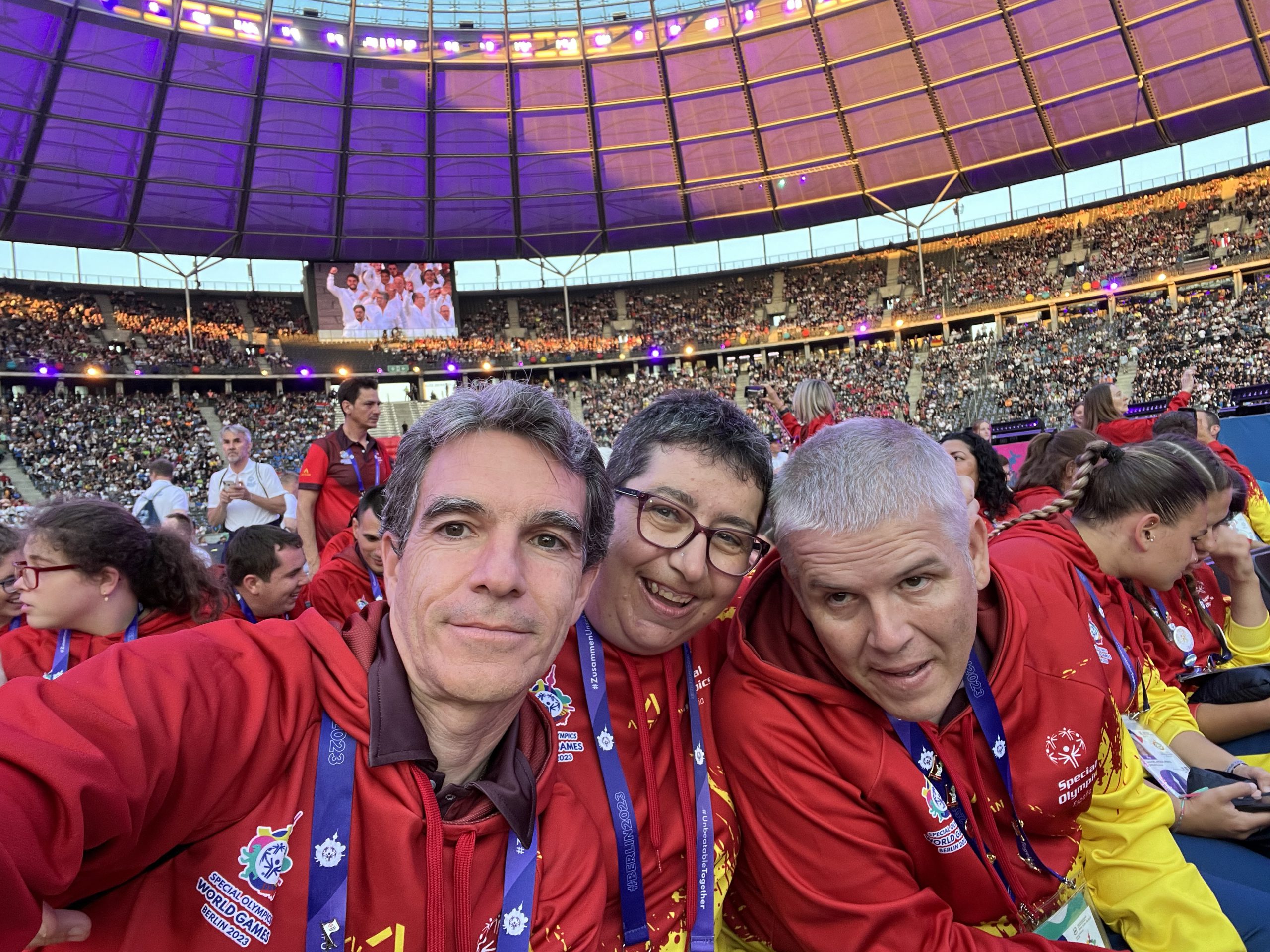 Tamara e Israel, junto a uno de los componentes de la delegación española, en el Estadio Olímpico. / E. A.