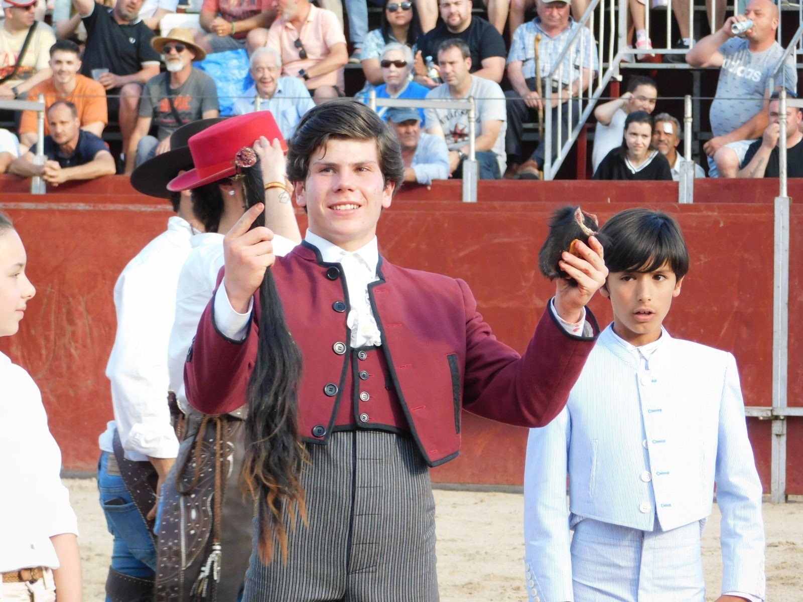 El novillero Jorge Oliva, con las dos orejas y el rabo. / FOTO CEDIDA POR GRANA TAURO