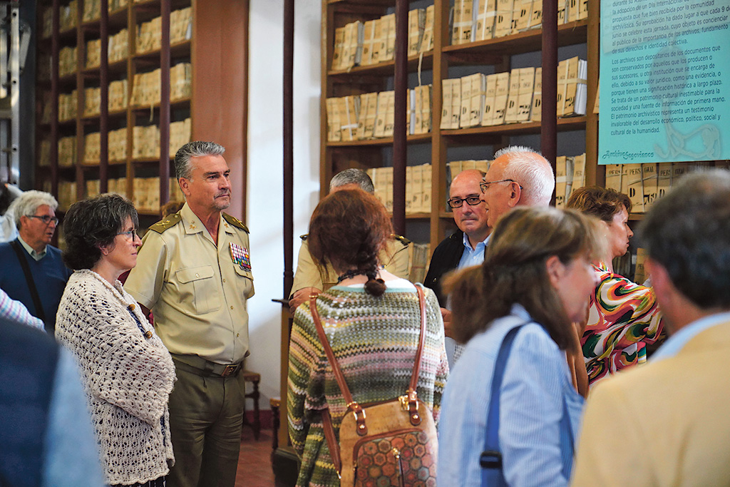 El Día Internacional de los Archivos es una jornada de encuentro de los representantes de los catorce centros de la provincia que han celebrado un acto en el Alcázar. / Miguel Ángel Fernández