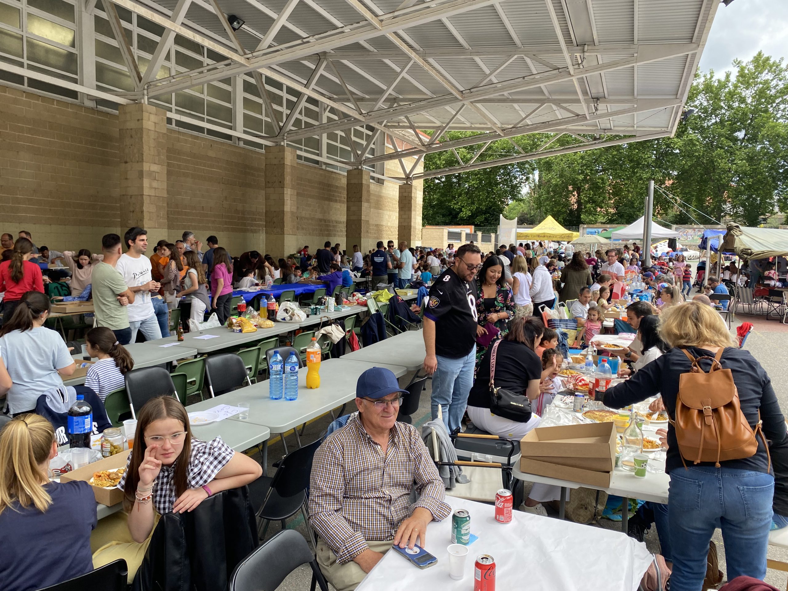 Largas mesas para degustar la paella en el centro educativo. /  Carlos Fuentetaja