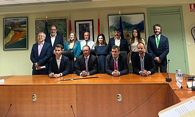 Los concejales que asistieron a la constitución del Ayuntamiento. / E. A.