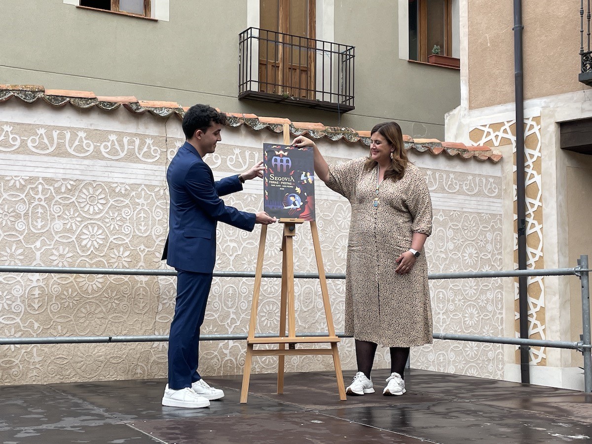 El diseñador segoviano Íñigo Garrido y Clara Marín presentan el cartel. / EL ADELANTADO