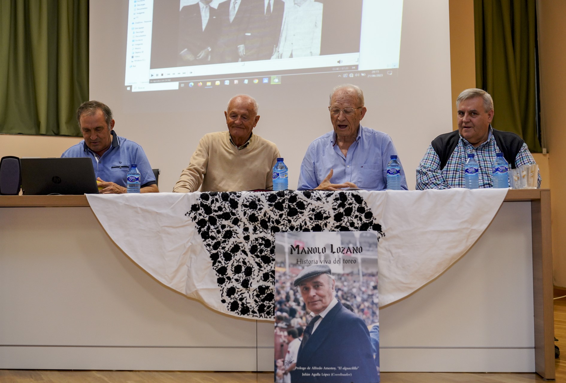 Julian Agulla, Andrés Hernando, Vidal Pérez y Nicolás Pascual, en la presentación del libro sobre Manolo Lozano. / MIGUEL ÁNGEL FERNÁNDEZ