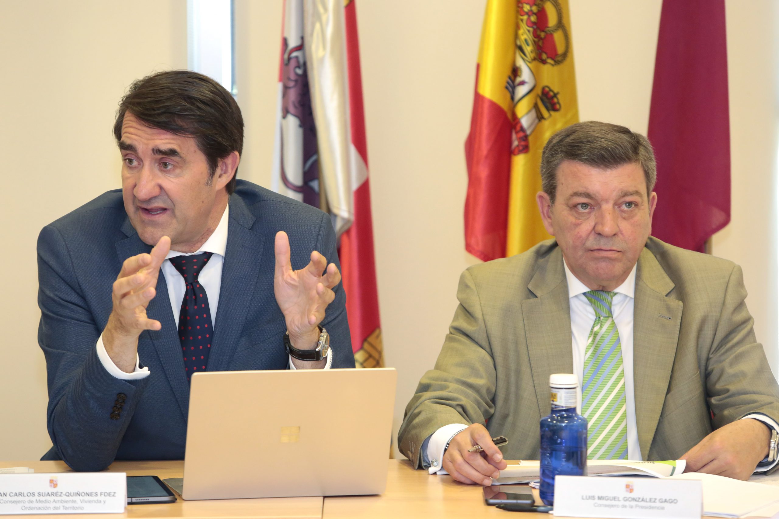 Suárez-Quiñones y González Gago presentaron ayer la campaña anti incendios , que este año durará 4 meses. / Campillo