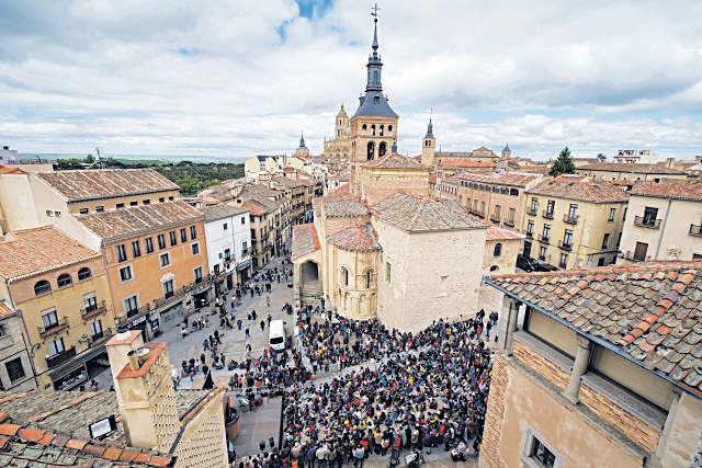 Actuación de Titirimundi en la Plaza de San Martín.