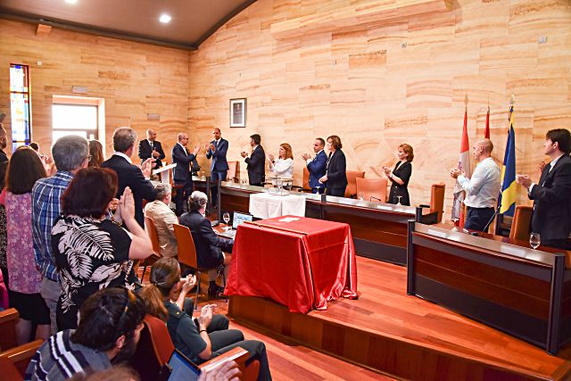 Los ediles y el público aplauden al alcalde, Samuel Alonso, durante el pleno celebrado ayer. / Francisco Sánchez