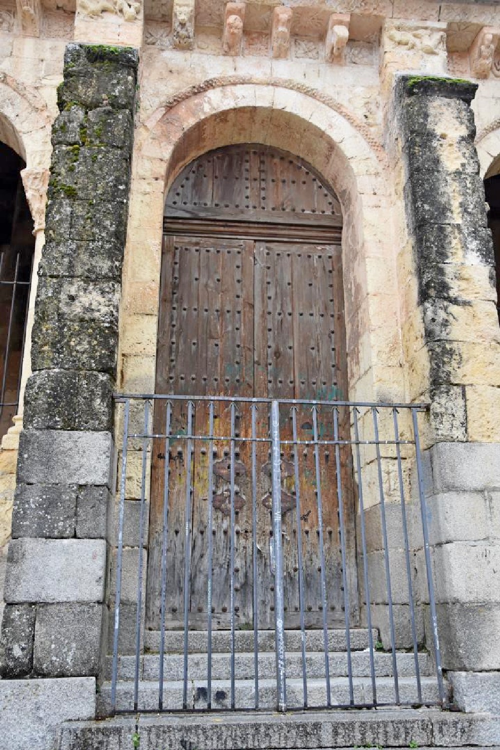 Una de las puertas que se van a restaurar en la iglesia de San Millán. / EL ADELANTADO
