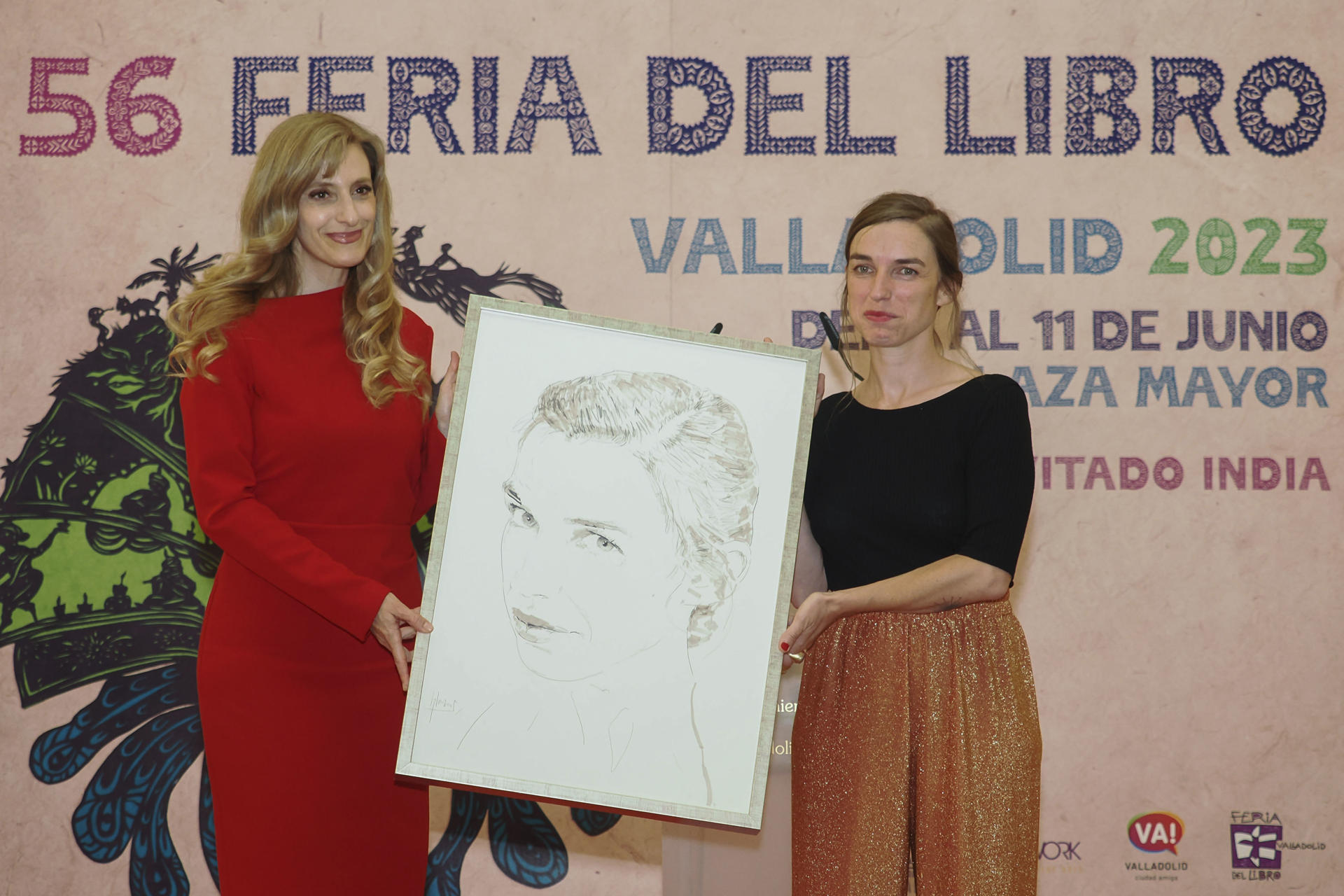 Entrega del XX Premio de la Crítica de Castilla y León del Instituto Castellano y Leonés de la Lengua a la escritora Violeta Gil (d) por su libro 'Llegó con tres heridas', (como el poema homónimo de Miguel Hernández), dentro de los actos de la Feria del Libro de Valladolid, entregado por la viceconsejera de Cultura Mar Sancho. / EFE/ R. García