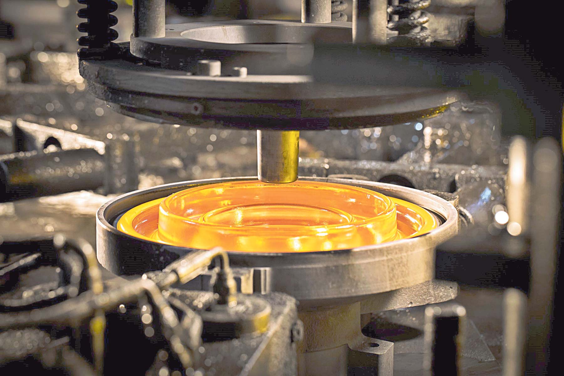 Renovación del único horno dedicado a la fabricación de aisladores.