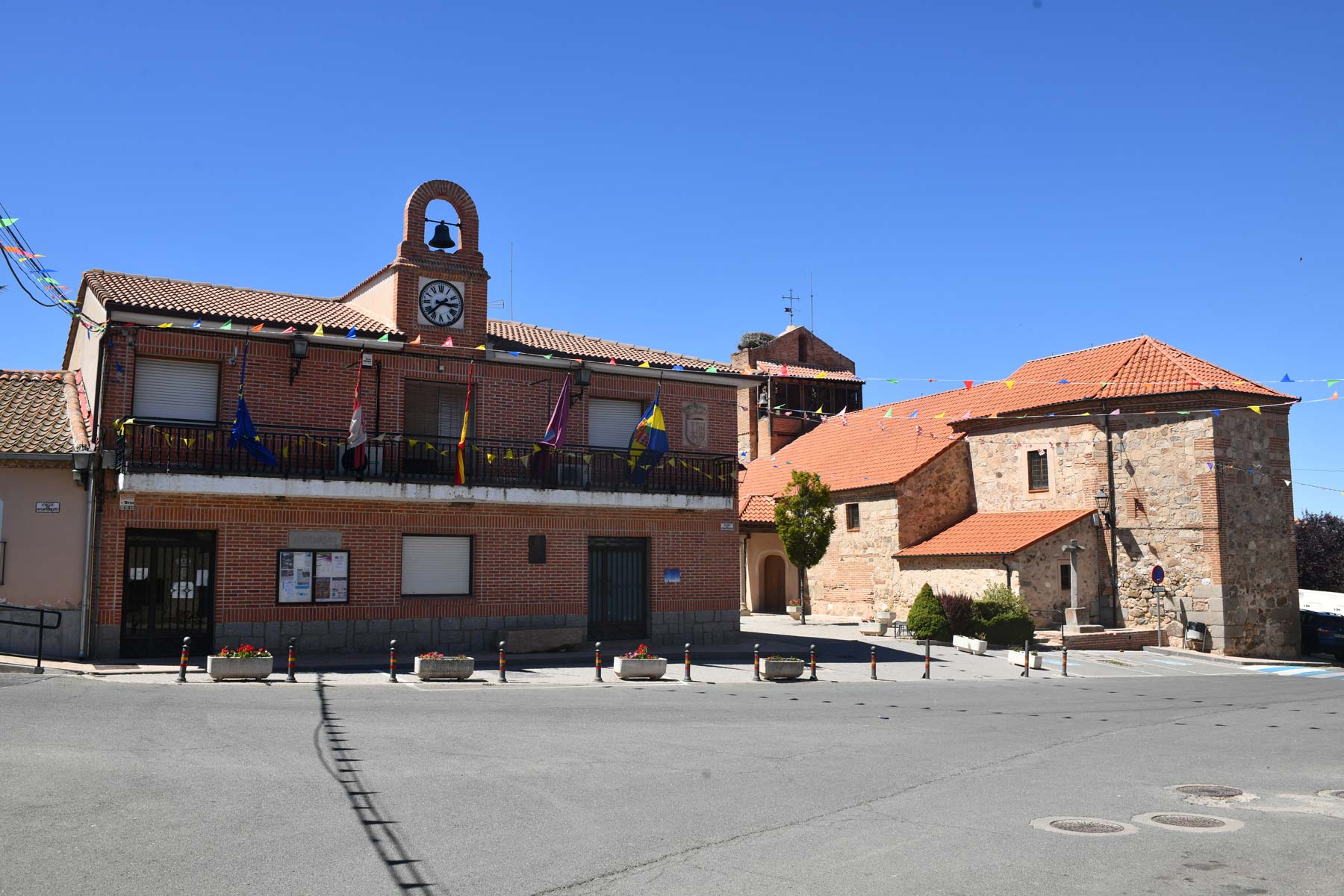 Casa Consistorial e iglesia de Marugán. FOTO: JOSÉ ANTONIO SANTOS