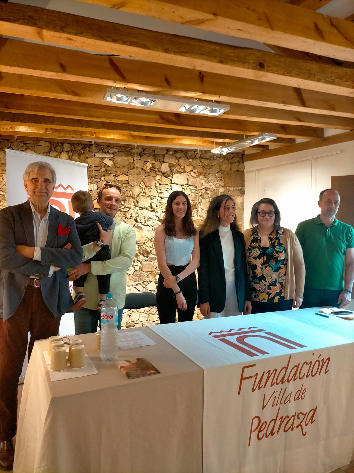 Miembros del jurado junto a las ganadoras del concurso.