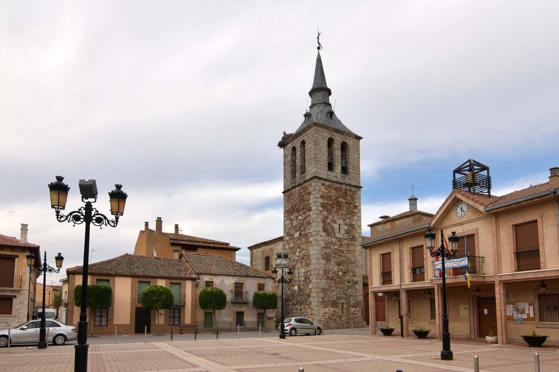 Ayuntamiento e iglesia de Navalmanzano. FOTO: JOSÉ ANTONIO SANTOS.