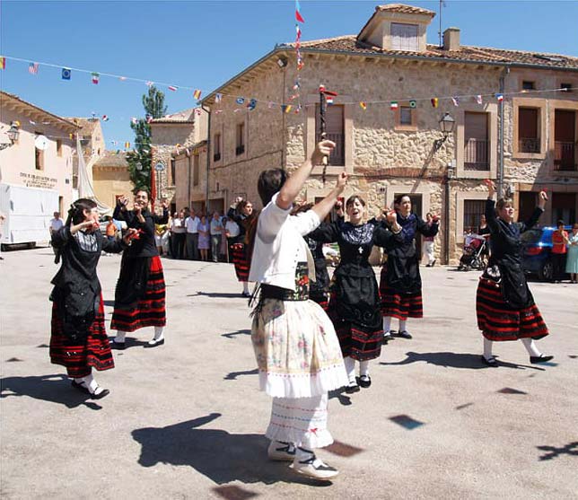 Danzas en honor al Santo en San Pedro de Gaíllos.