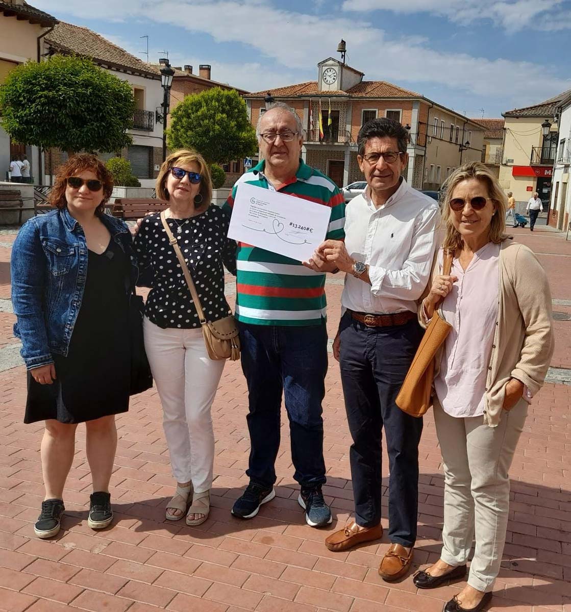 El Presidente de la Asoc. Contra el Cáncer, junto a Mario y representantes.