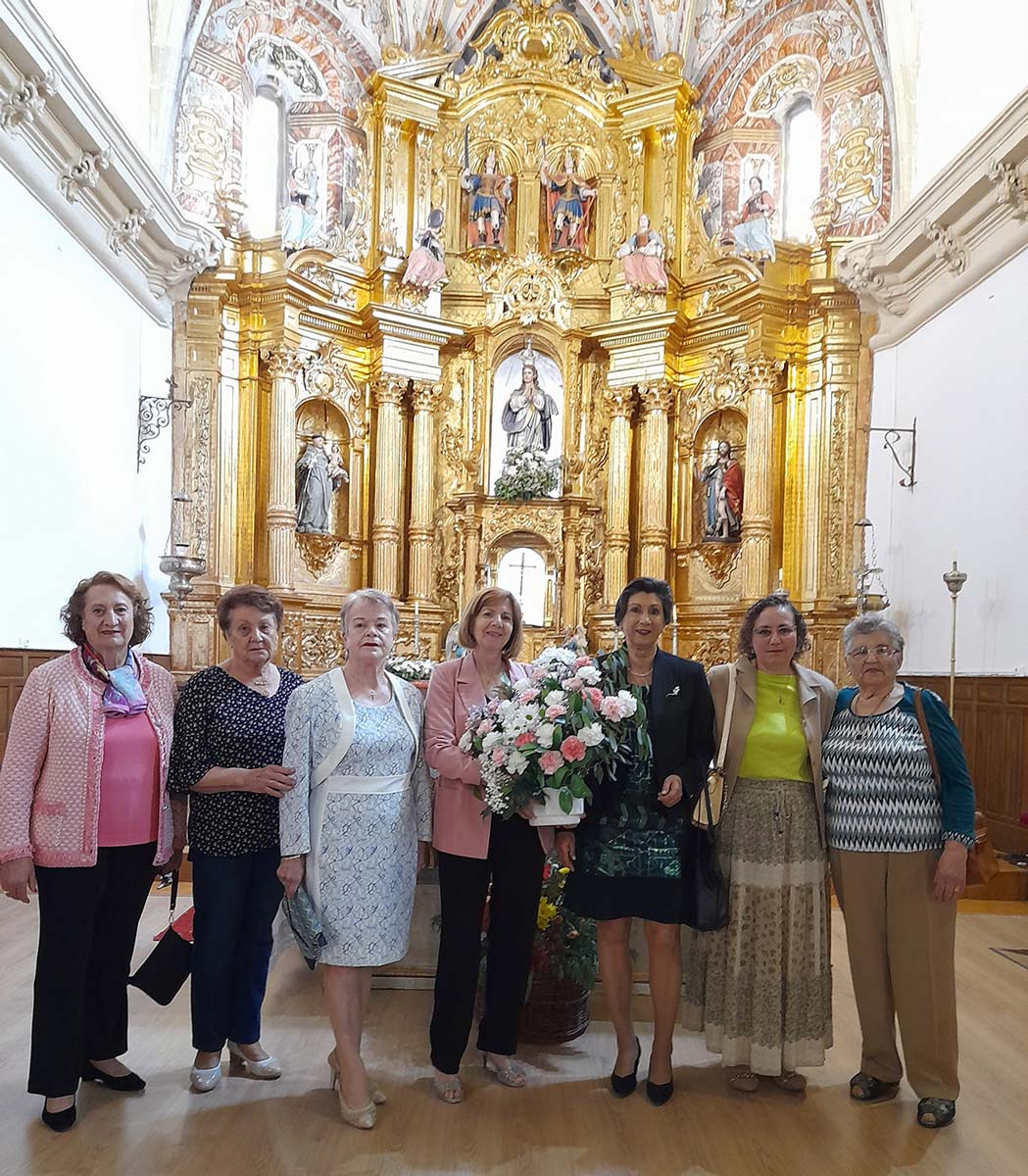 Las Amas de Casa ofrecieron un ramo a la Patrona.