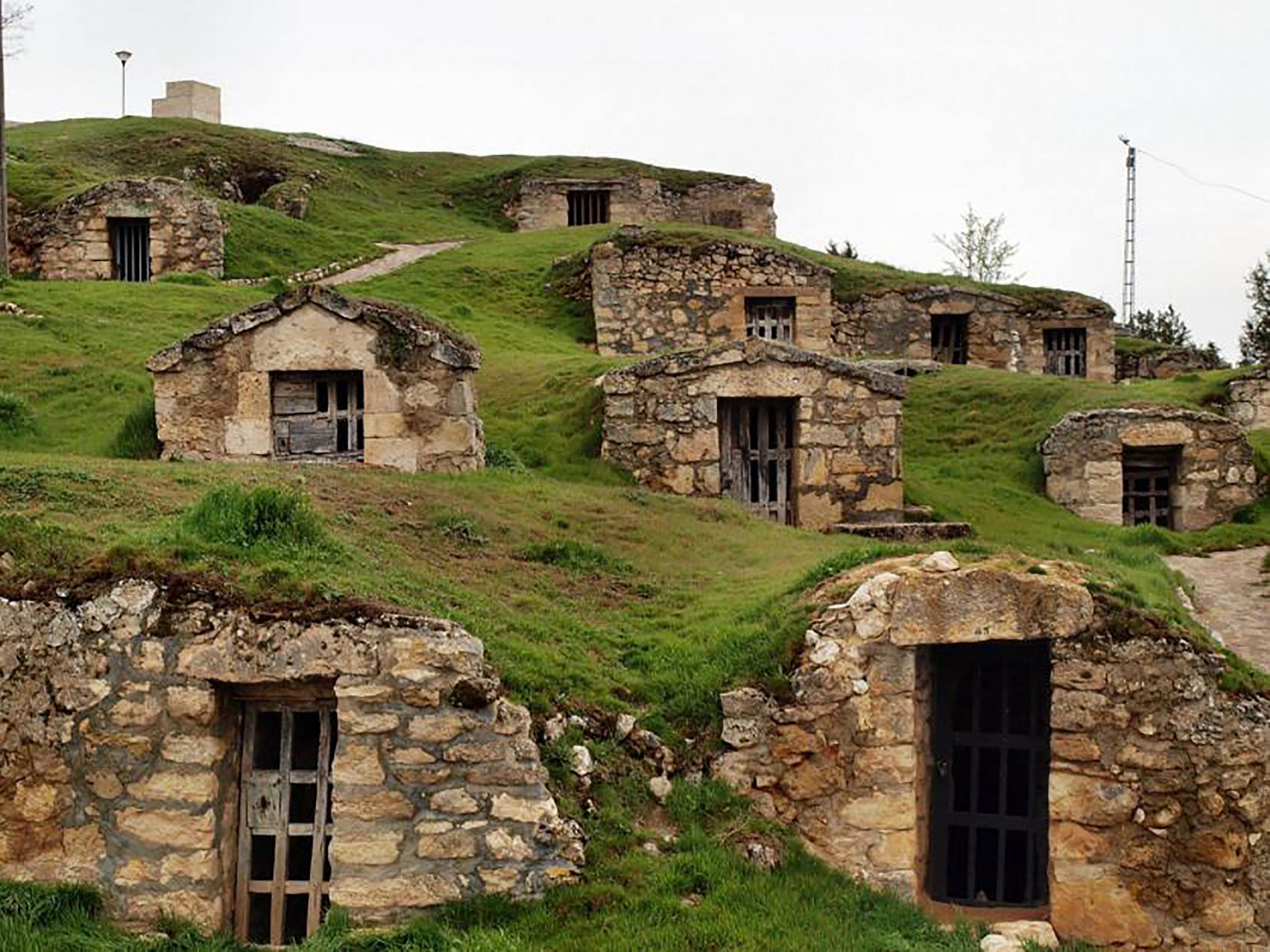 Muchas de las bodegas conservan sus portadas tal y como eran tradicionalmente.