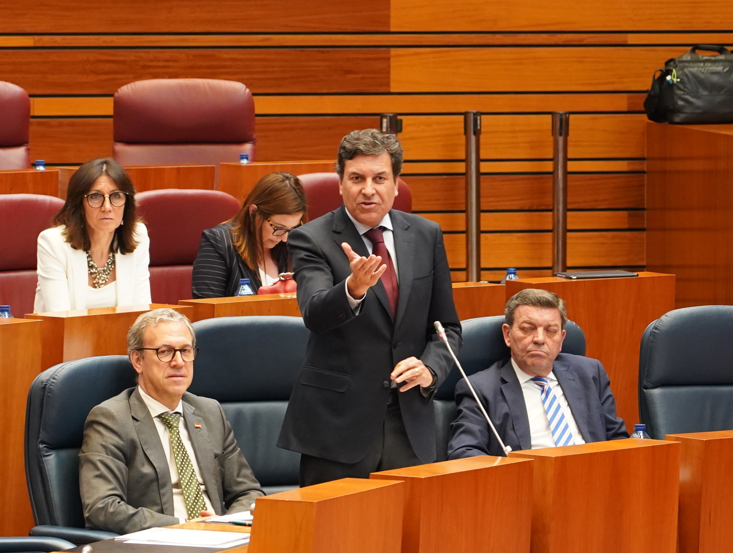 El consejero de Hacienda, Carlos Fernández Carriedo, durante el Pleno de las Cortes. / RUBÉN CACHO - ICAL