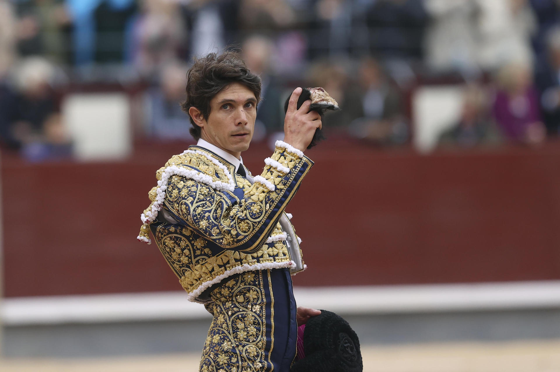 MADRID, 02/06/2023.- El diestro galo Sebastián Castella durante el vigésimo primer festejo taurino de la Feria San Isidro, con toros de la ganadería del Torero, este viernes en la Monumental de Las Ventas, en Madrid. EFE/ Kiko Huesca