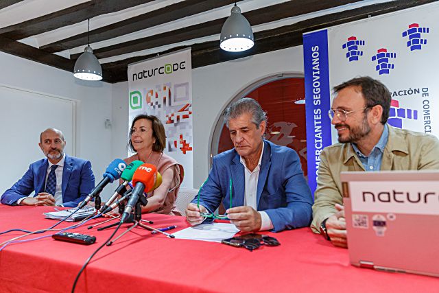 De I a D: el gerente de ACS, Juan Francisco Casado; la Directora General de Comercio y Consumo de la Junta de Castilla y León, María Pettit; el Presidente de la Agrupación de Comerciantes Segovianos (ACS), Manuel Muñoz, y el Director General de Naturcode, Fernando Vázquez. / NACHO VALVERDE  - ICAL