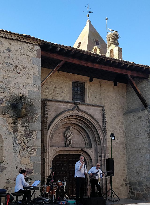 El grupo leonés Doctor Bogarde en otro concierto en Fuentepelayo. / E. A.