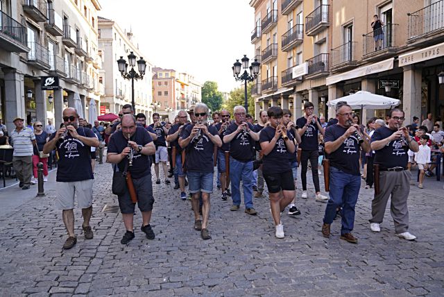 Pasacalles de la Escuela de Dulzaina de Segovia. / MIGUEL ÁNGEL FERNÁNDEZ