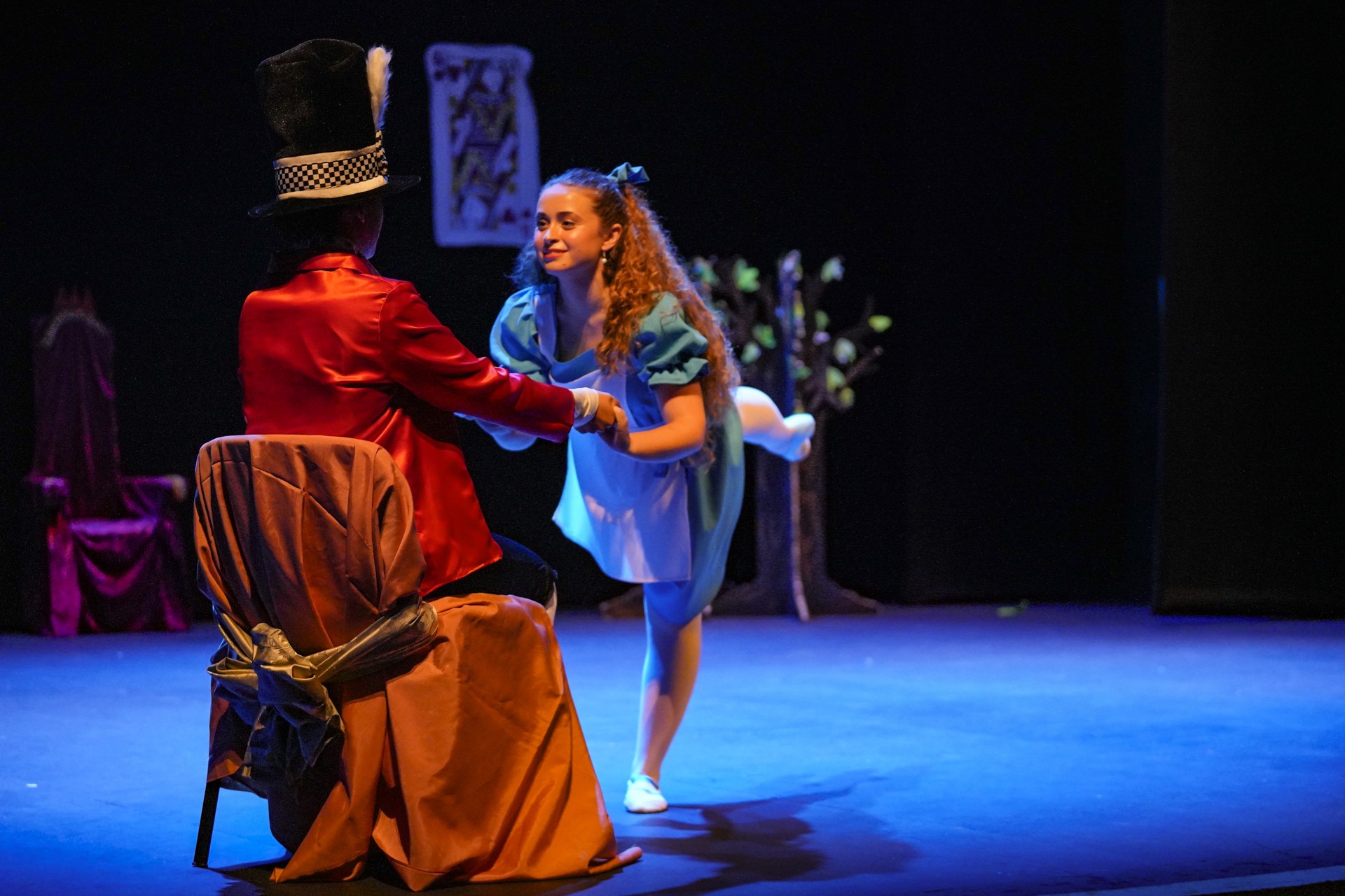 La versión en danza de la obra 'Alicia en el País de las Maravillas', por Danzart del Real Sitio. / MIGUEL ÁNGEL FERNÁNDEZ