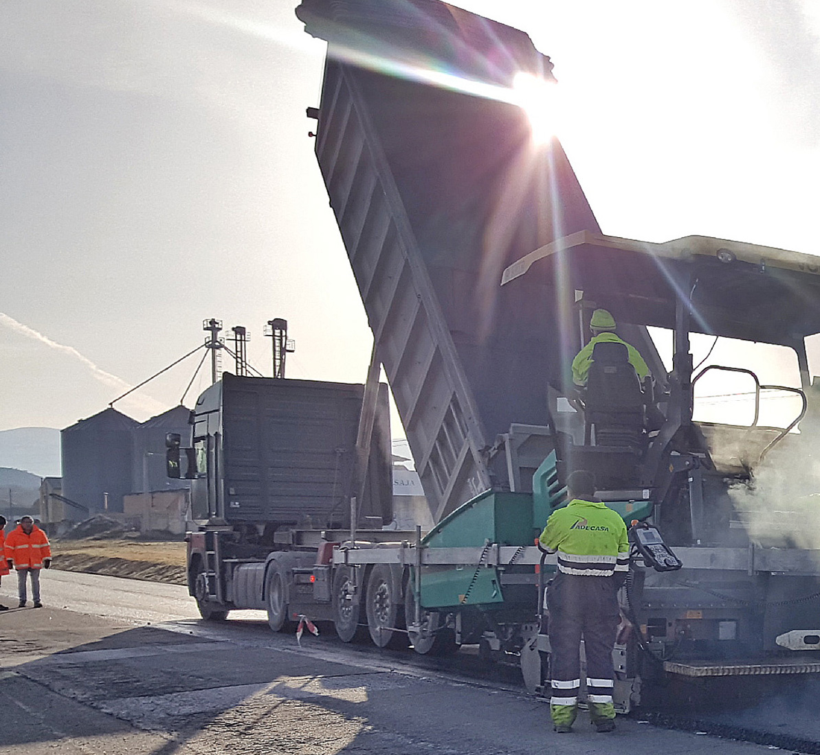 Obras en una carretera en una imagen de archivo.