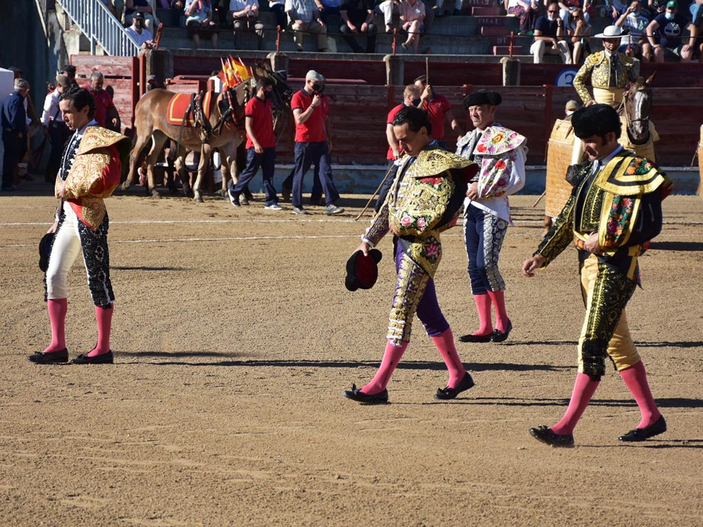 Los toreros Juan Ortega, Joaquín Galdós y Morante de la Puebla hacen el paseíllo en la Plaza de Segovia (2021). / A.M.