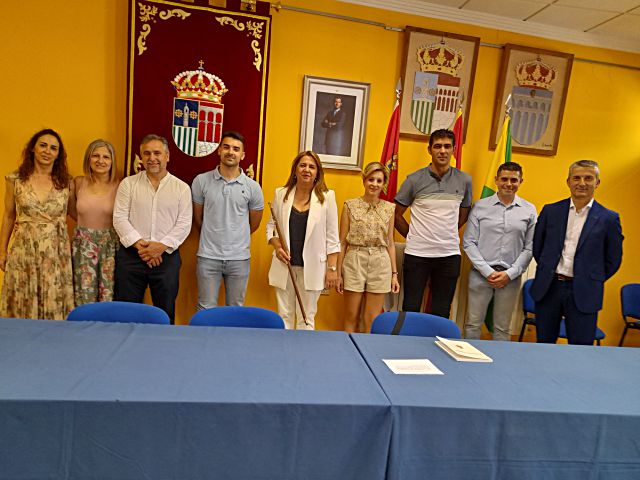 La nueva corporación constituida ayer sábado. / Lourdes Matarranz