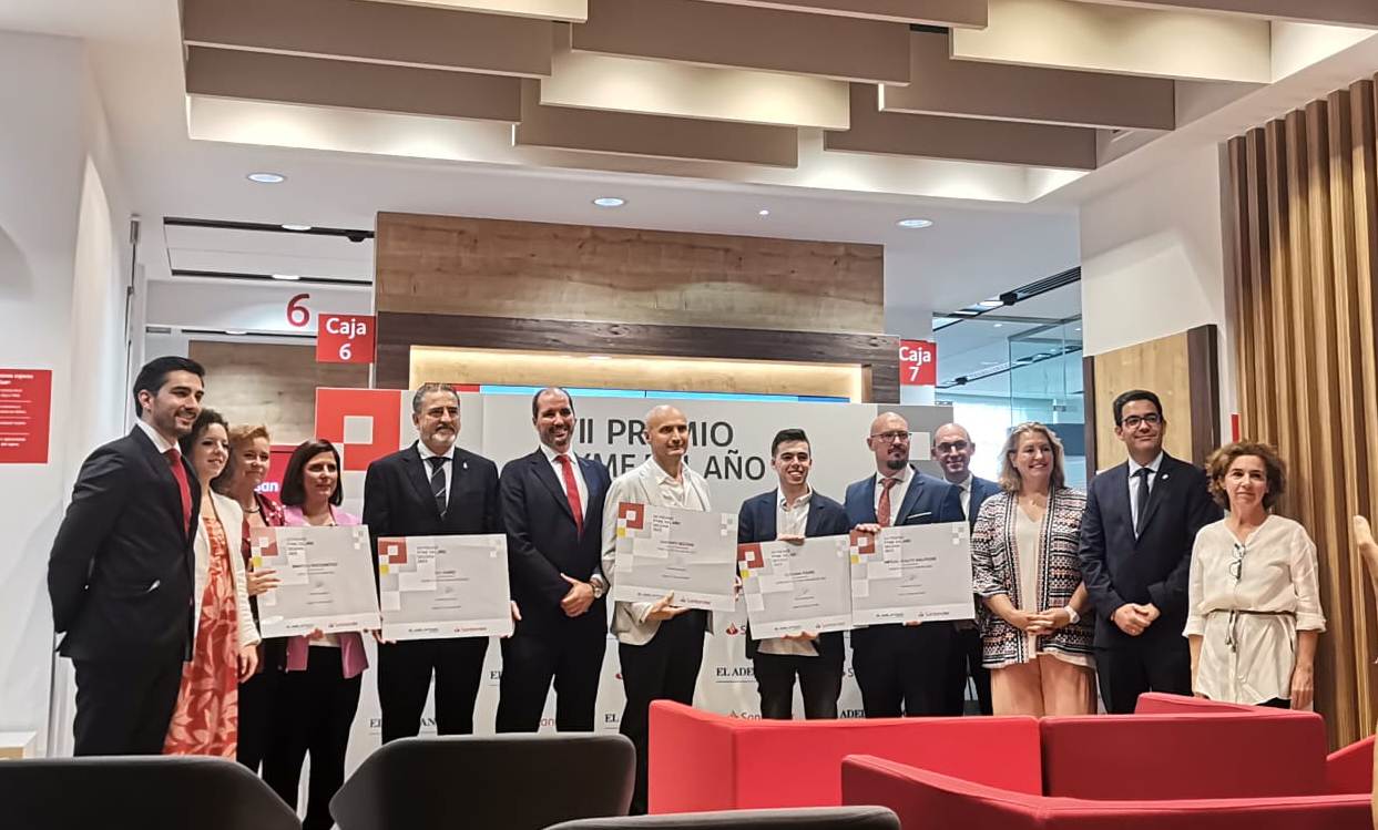 Representantes de las empresas premiadas y de la organización, posando con sus diplomas acreditativos en la sede central de Banco Santander en Segovia.