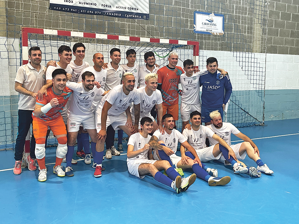 Los jugadores y el cuerpo técnico del CD San Cristóbal comienzan a celebrar el ascenso a la Segunda División B./ JAYCAR