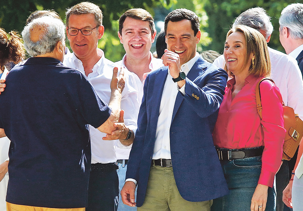 Fernández Mañueco, en el acto junto a Feijóo, Juan Manuel Moreno Bonilla y Cuca Gamarra./ ICAL