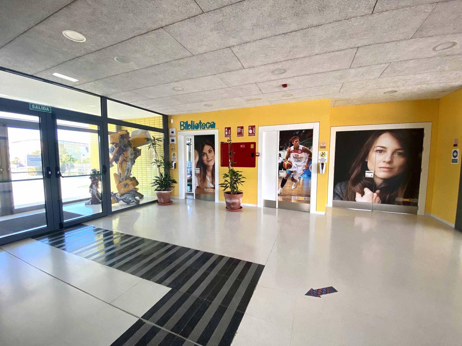 Entrada al colegio ‘Los Llanos’ en Valverde del Majano.