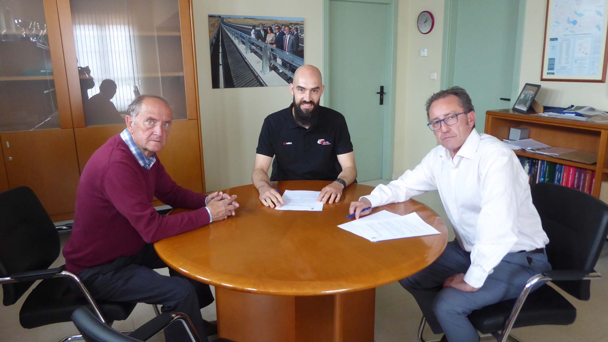 El alcalde Jesús Nieto junto al concejal de Deportes Javier Aragoneses recibieron en el Ayuntamiento al Presidente del Club de Baloncesto, Rodrigo Hernando.
