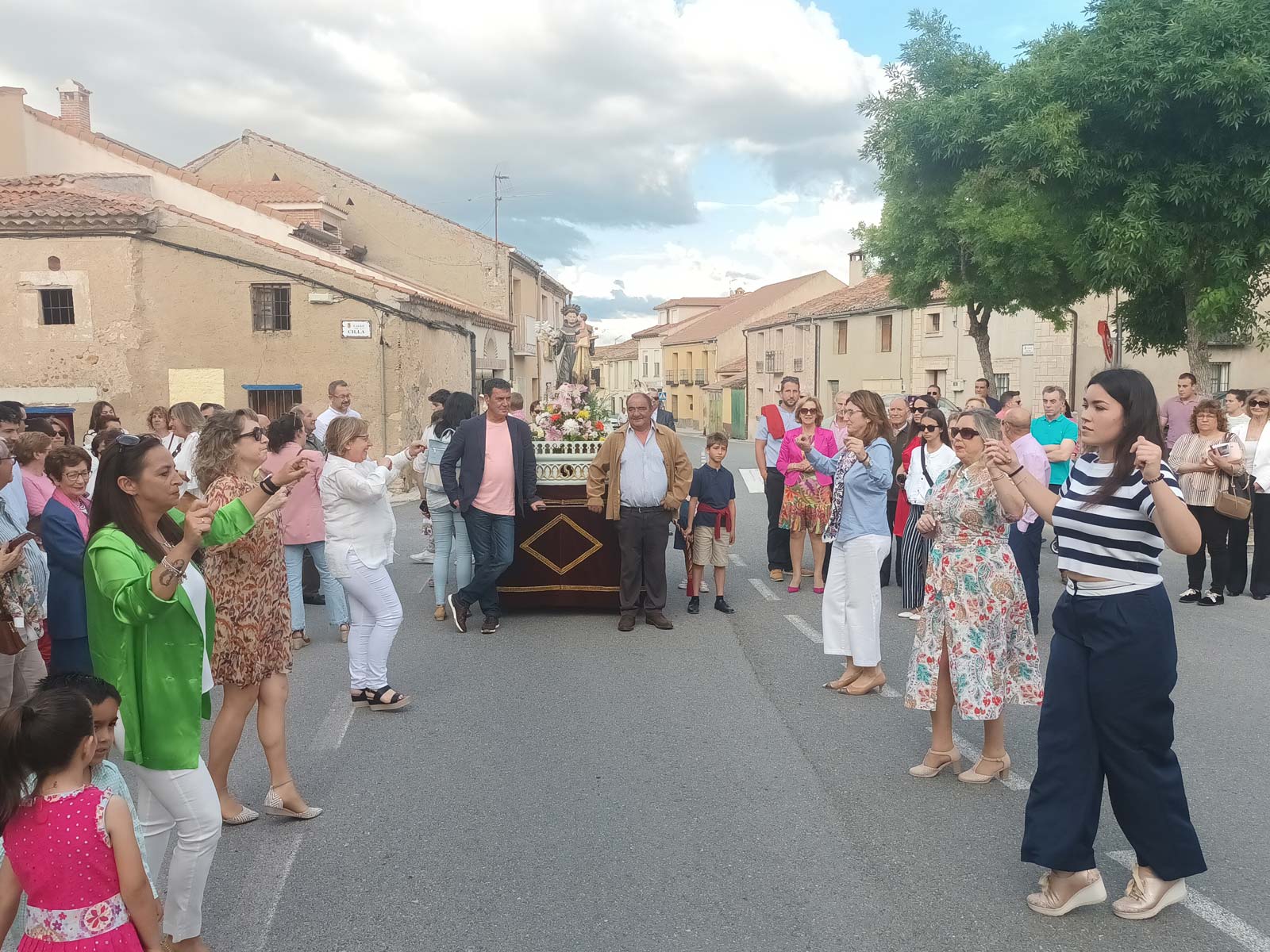Las vecinas del pueblo bailan a San Antonio de Padua.