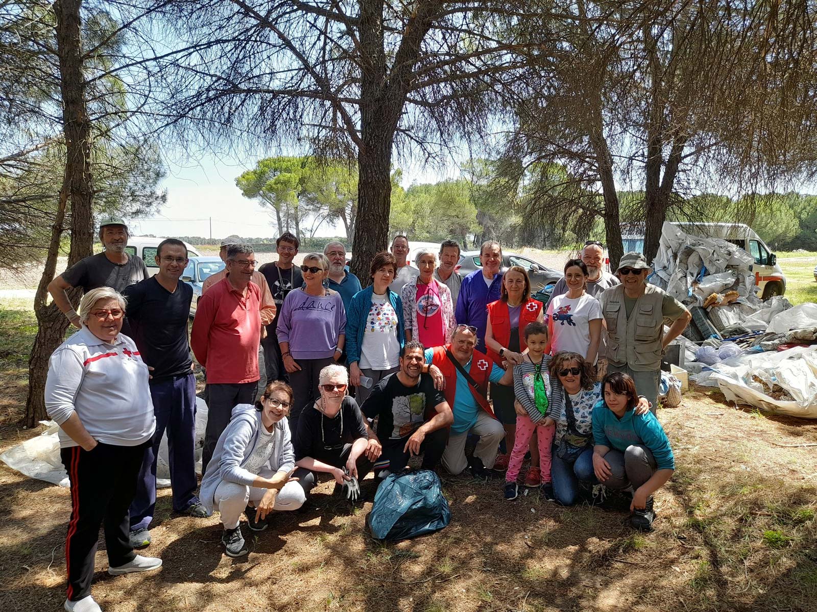 Una veintena de voluntarios se dieron cita en el pinar de la carretera de Torregutiérrez para luchar contra la basuraleza.