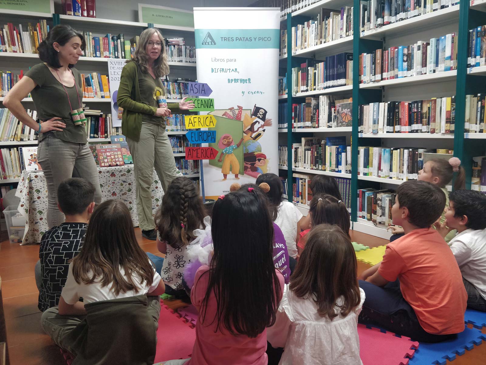 Cristina Oleby y Silvina Eduardo, escritora e ilustradora de libros infantiles.