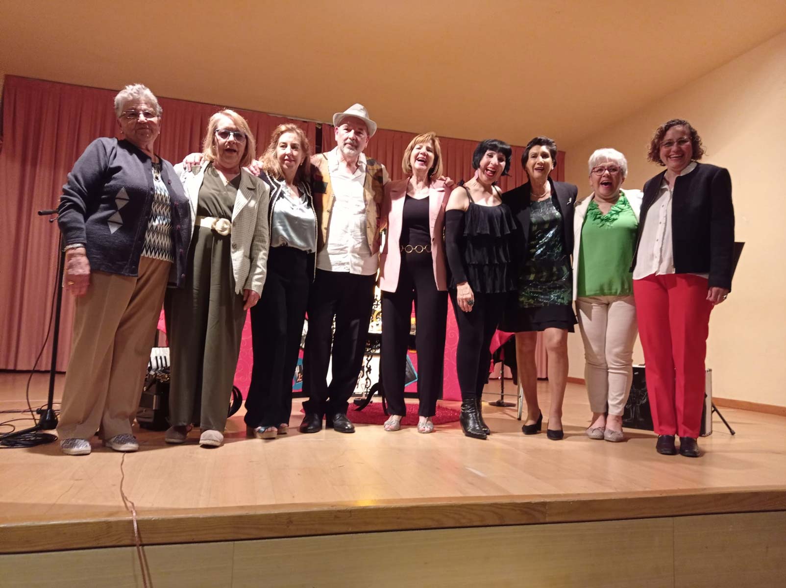 Cuco y Luisa Pérez junto a un grupo de espectadores.